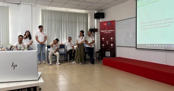 Nhóm học viên Digital Leaders Coaching SS10 TP.HCM chuẩn bị trình bày bên màn chiếu câu hỏi thảo luận