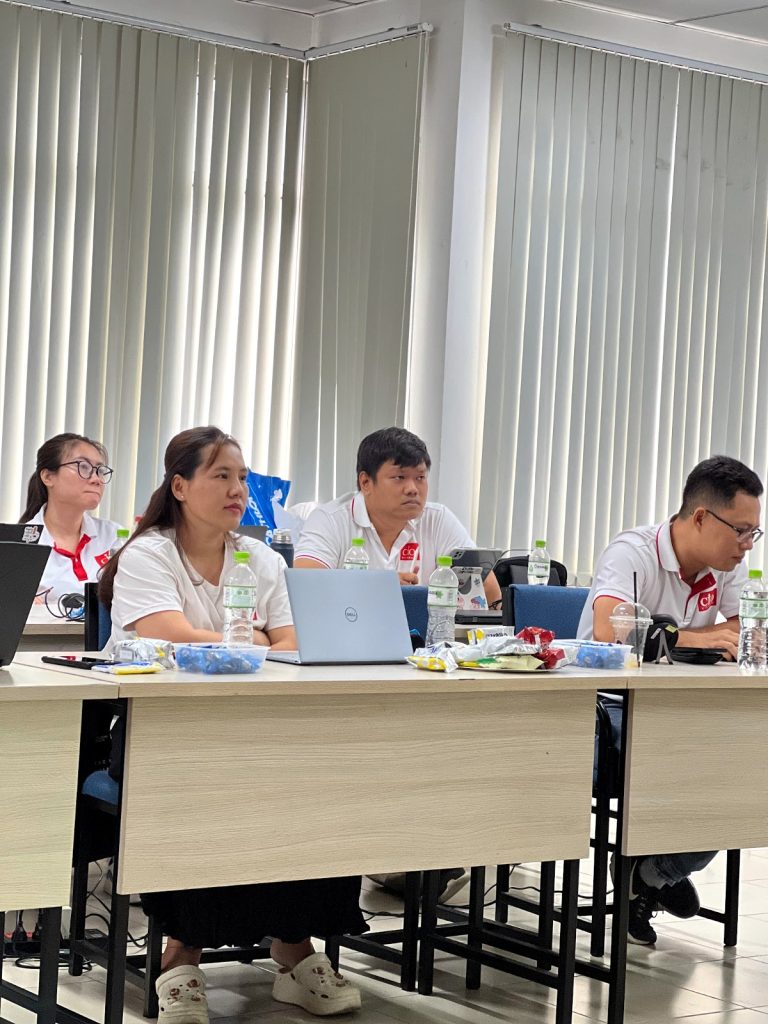 Khách hàng nội bộ và BRM – học viên Digital Leaders Coaching mùa 10 TP.HCM lắng nghe và thảo luận trong buổi học môn BRM & Leadership