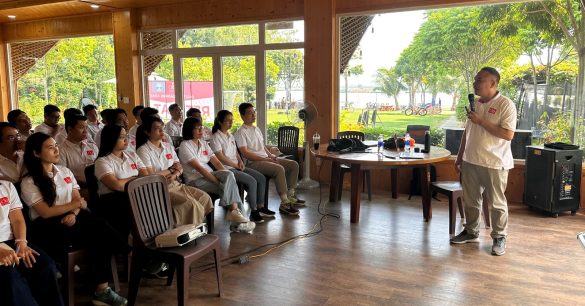 A Digital Leaders Coaching mentor speaking to the SS10 Ho Chi Minh City class during Retreat Day