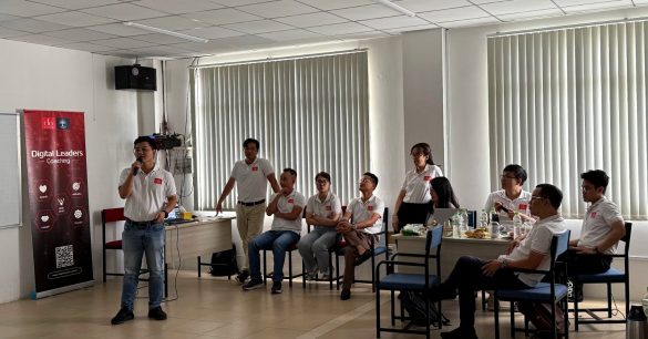 Học viên Digital Leaders Coaching SS10 TP.HCM cầm micro chia sẻ trước lớp trong buổi học Thương hiệu cá nhân