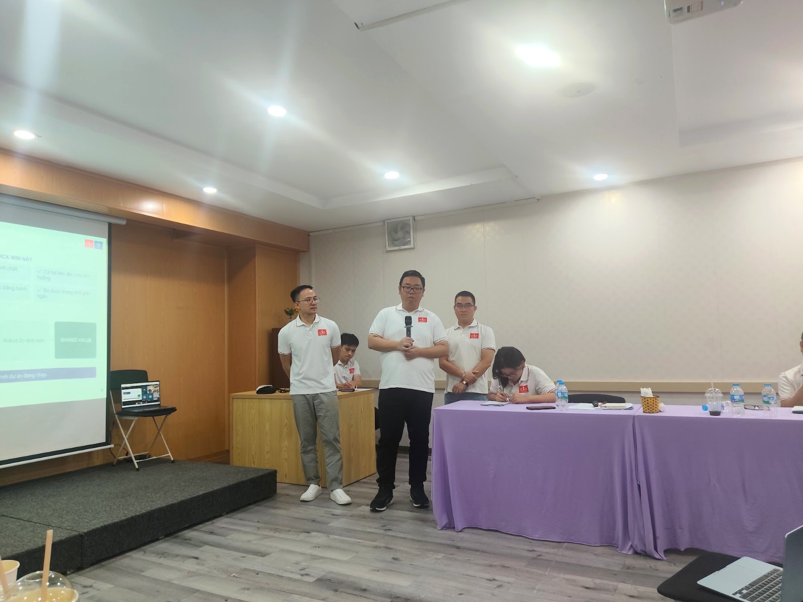 Nhóm học viên Hạt Giống Lãnh Đạo Số trình bày bài tập nhóm trong buổi học BRM tại Hà Nội