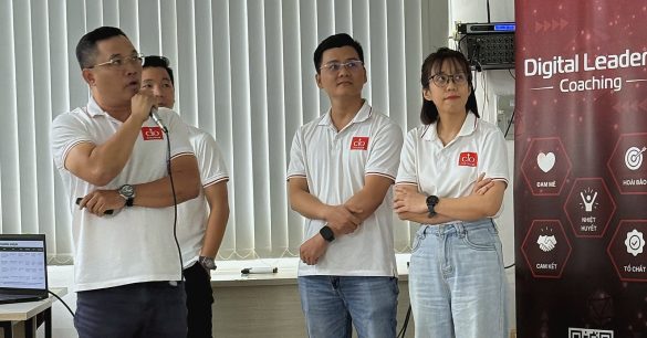 Học viên Hạt Giống Lãnh Đạo Số trình bày bài tập nhóm trong buổi học DITS mùa 10 tại TP.HCM