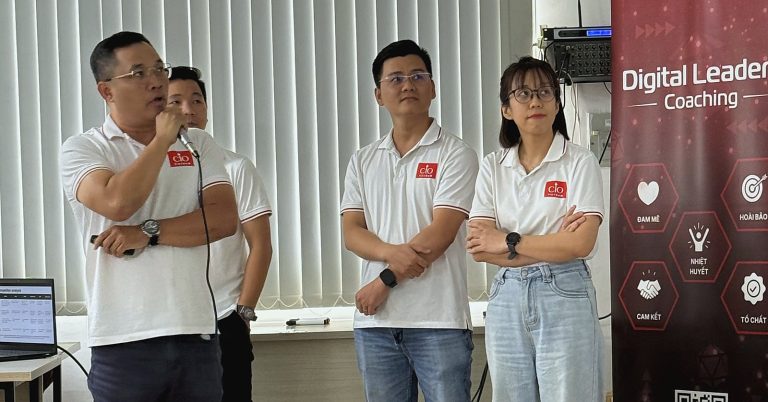 Học viên Hạt Giống Lãnh Đạo Số trình bày bài tập nhóm trong buổi học DITS mùa 10 tại TP.HCM