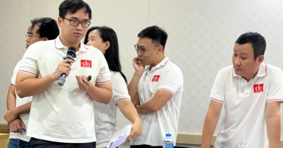 Một nhóm học viên Digital Leaders Coaching SS10 Hà Nội trình bày trong buổi học BRM & Leadership