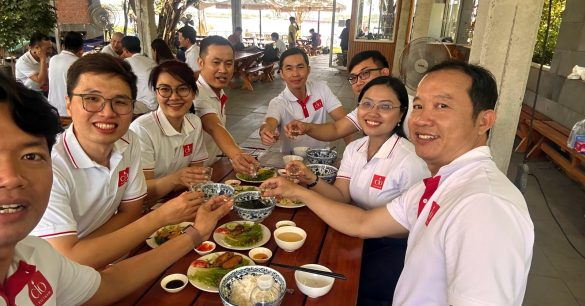 Các thành viên Digital Leaders Coaching SS10 TP.HCM nâng ly trong bữa trưa ngày Retreat