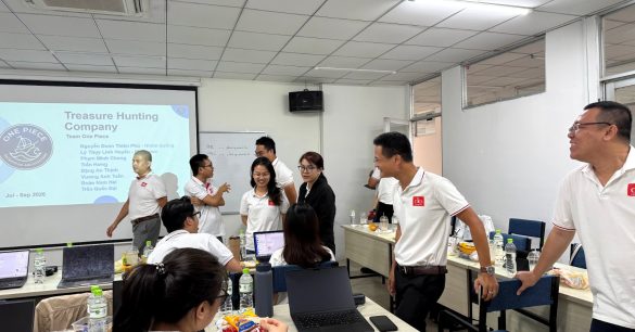 Nhóm học viên Digital Leaders Coaching SS10 TP.HCM trình bày bài tập nhóm trước lớp