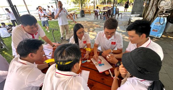 Học viên Digital Leaders Coaching SS10 TP.HCM cùng giải thử thách nhóm trong ngày Retreat