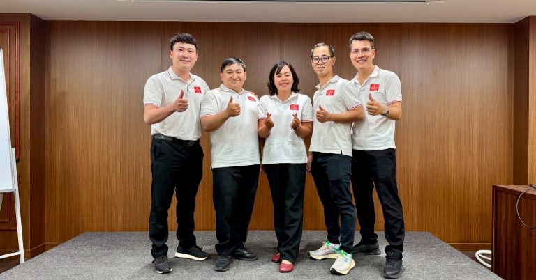 Lãnh đạo số là gì – học viên Hạt Giống Lãnh Đạo Số mùa 10 Hà Nội chụp ảnh tập thể trong buổi học BRM
