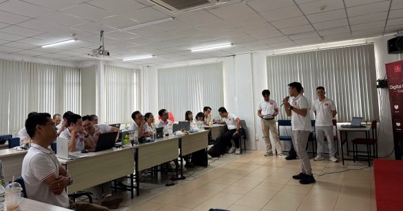 Nhóm học viên Digital Leaders Coaching SS10 TP.HCM trình bày trước lớp trong buổi học