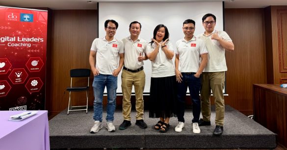Một nhóm học viên Digital Leaders Coaching SS10 Hà Nội đứng trên sân khấu sau phần trình bày trong buổi học BRM