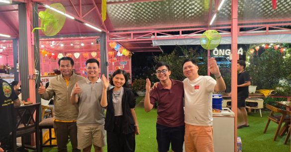 Các thành viên Digital Leaders Coaching SS10 TP.HCM giao lưu buổi tối trong chuyến Team Building