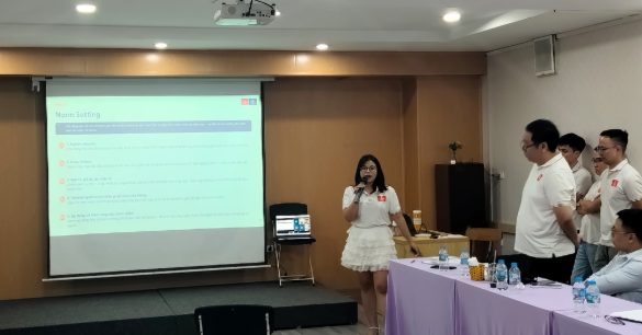 Nhóm học viên Hạt Giống Lãnh Đạo Số trình bày trong buổi học BRM & Leadership tại Hà Nội