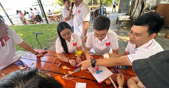 Một nhóm học viên Digital Leaders Coaching SS10 TP.HCM cùng bàn bạc lắp ráp mô hình trong thử thách đội nhóm ngày Retreat