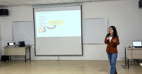 Học viên Digital Leaders Coaching SS10 TP.HCM trình bày lộ trình trước màn chiếu