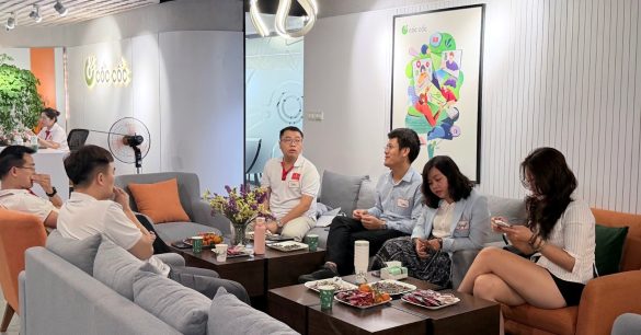 Các thành viên Digital Leaders Coaching ngồi trò chuyện thân mật trong buổi gặp gỡ tại Hà Nội