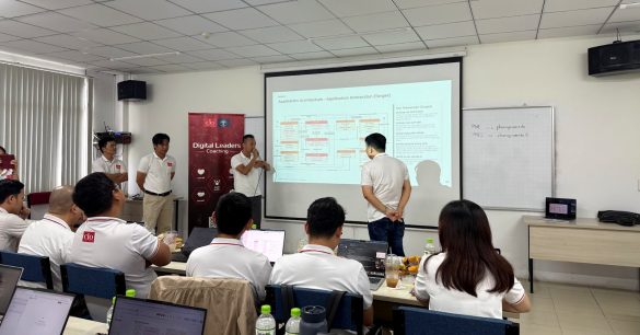 Nhóm học viên Digital Leaders Coaching SS10 TP.HCM trình bày sơ đồ kiến trúc trước lớp