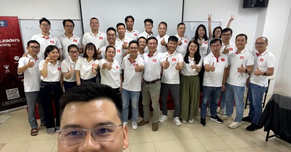 Ảnh selfie cả lớp Digital Leaders Coaching SS10 TP.HCM giơ ngón cái trong buổi học