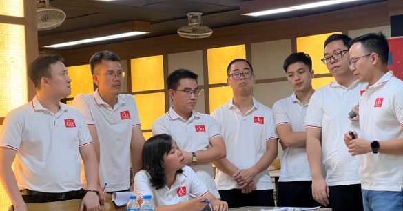 Nhóm học viên lớp Digital Leaders Coaching SS10 Hà Nội đứng quanh bàn thảo luận