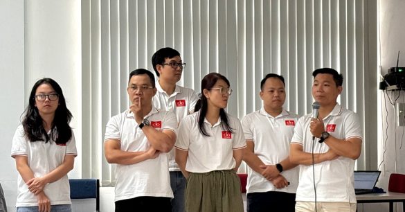 Nhóm học viên Digital Leaders Coaching SS10 TP.HCM đứng chia sẻ trước lớp trong buổi học BRM