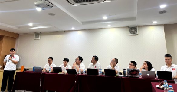 Học viên lớp Digital Leaders Coaching SS10 Hà Nội làm việc với laptop trong buổi học về quản lý dữ liệu