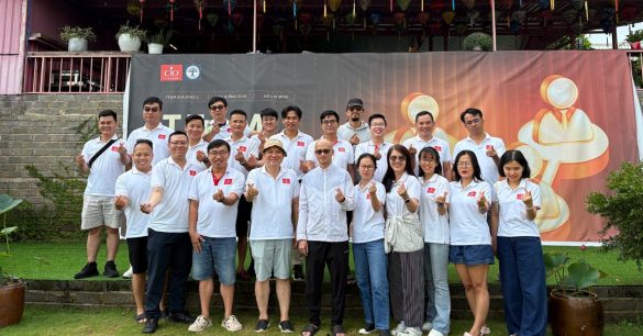 Ảnh tập thể lớp Digital Leaders Coaching SS10 TP.HCM trước băng rôn Team Building 1 tại Bảo Lộc