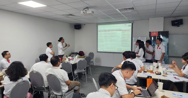 Lấy con người làm trung tâm – học viên Hạt Giống Lãnh Đạo Số mùa 9 TP.HCM thảo luận trong buổi học Digital & IT Strategy