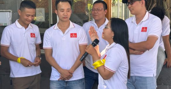 Một học viên Digital Leaders Coaching SS10 TP.HCM cầm micro chia sẻ giữa các thành viên trong ngày Retreat