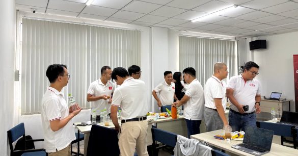 Học viên Digital Leaders Coaching SS10 TP.HCM đứng trao đổi với nhau trong giờ giải lao buổi học
