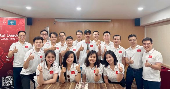Ảnh tập thể học viên Digital Leaders Coaching SS10 Hà Nội giơ ngón cái trong ngày Orientation Day