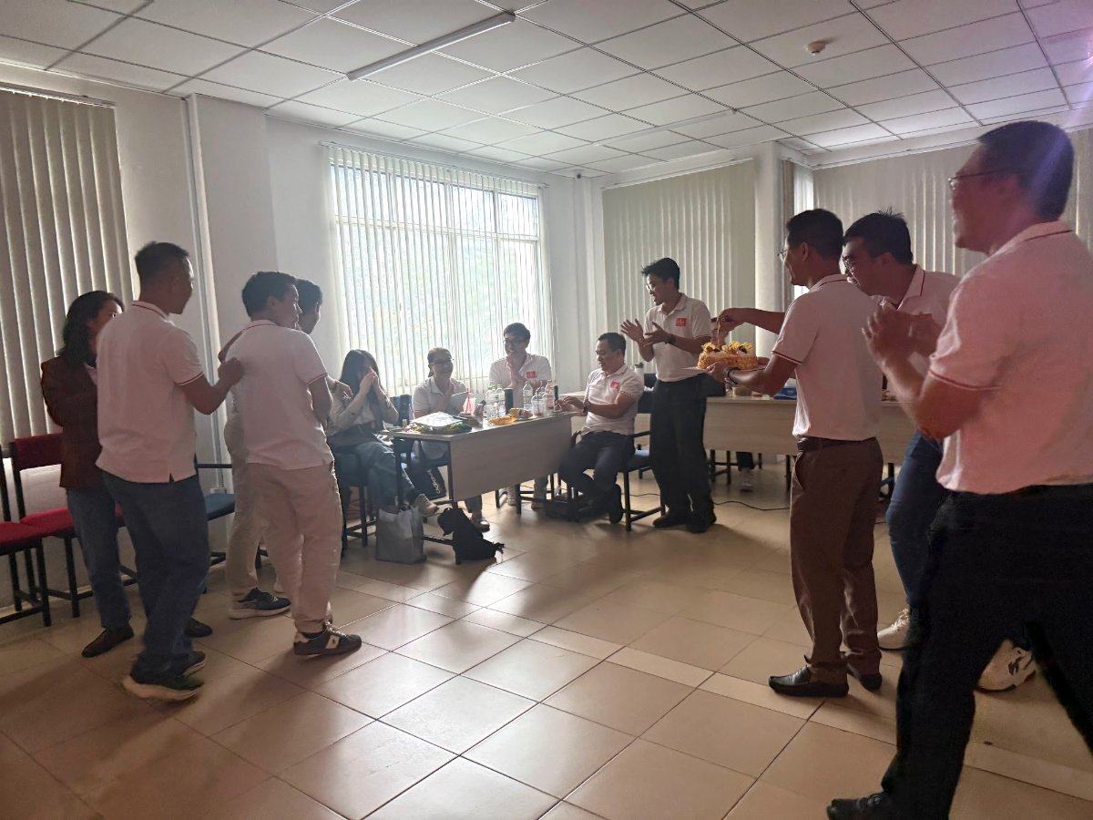 Học viên Digital Leaders Coaching SS10 TP.HCM đứng trao đổi theo nhóm trong buổi học