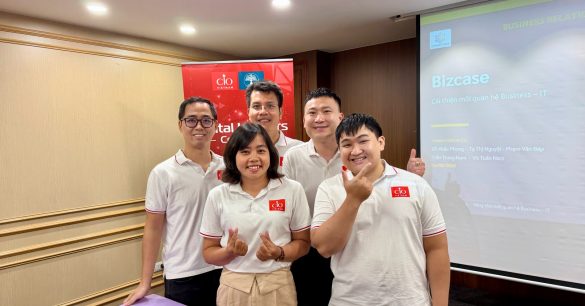Một nhóm học viên Digital Leaders Coaching SS10 Hà Nội chụp ảnh cạnh slide Bizcase trong buổi học BRM