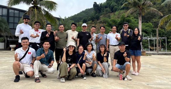 Members of Digital Leaders Coaching SS10 Ho Chi Minh City posing for a group photo during a team-building trip