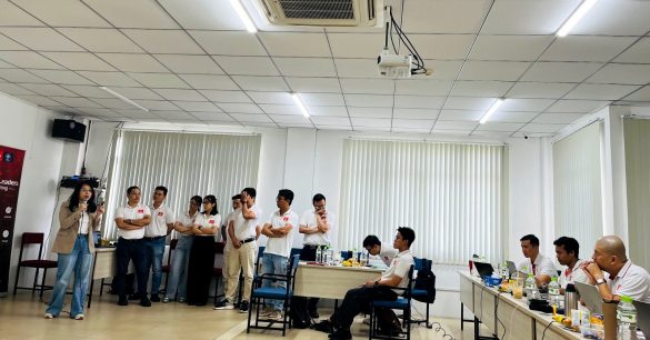 Học viên Digital Leaders Coaching SS10 TP.HCM đứng chia sẻ trước lớp trong buổi học