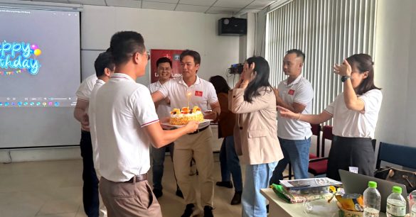 Học viên Digital Leaders Coaching SS10 TP.HCM mừng sinh nhật một thành viên ngay trong buổi học