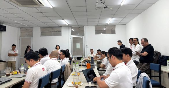 Học viên Digital Leaders Coaching SS10 TP.HCM làm bài tập trong lớp, ban huấn luyện đứng quan sát