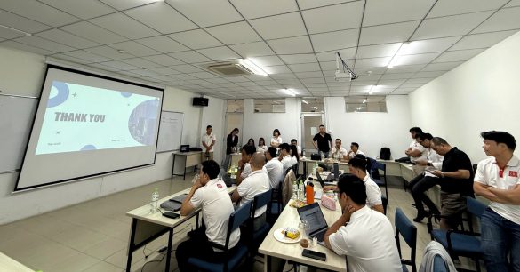 Lớp học Digital Leaders Coaching SS10 TP.HCM ở cuối buổi học, màn chiếu hiển thị lời cảm ơn