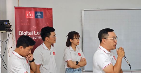 Một nhóm học viên Digital Leaders Coaching SS10 TP.HCM trình bày phương án trong buổi học Digital & IT Strategy
