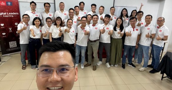 Cả lớp Digital Leaders Coaching SS10 TP.HCM chụp ảnh tập thể vui vẻ sau buổi học BRM