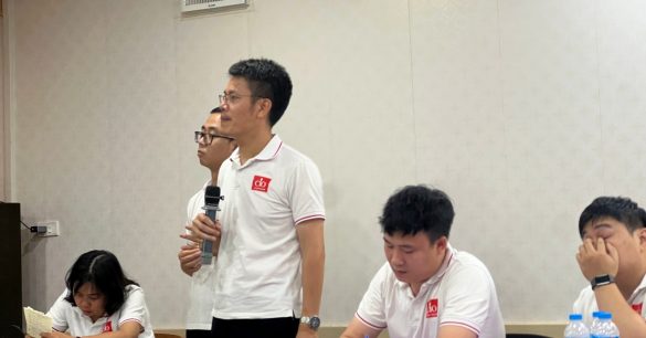 Học viên lớp Digital Leaders Coaching SS10 Hà Nội phát biểu ý kiến trong buổi thảo luận nhóm