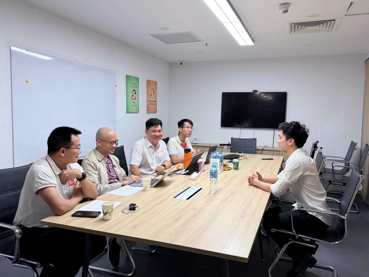 Các thành viên Digital Leaders Coaching trao đổi quanh bàn họp trong buổi gặp gỡ tuyển sinh tại Hà Nội