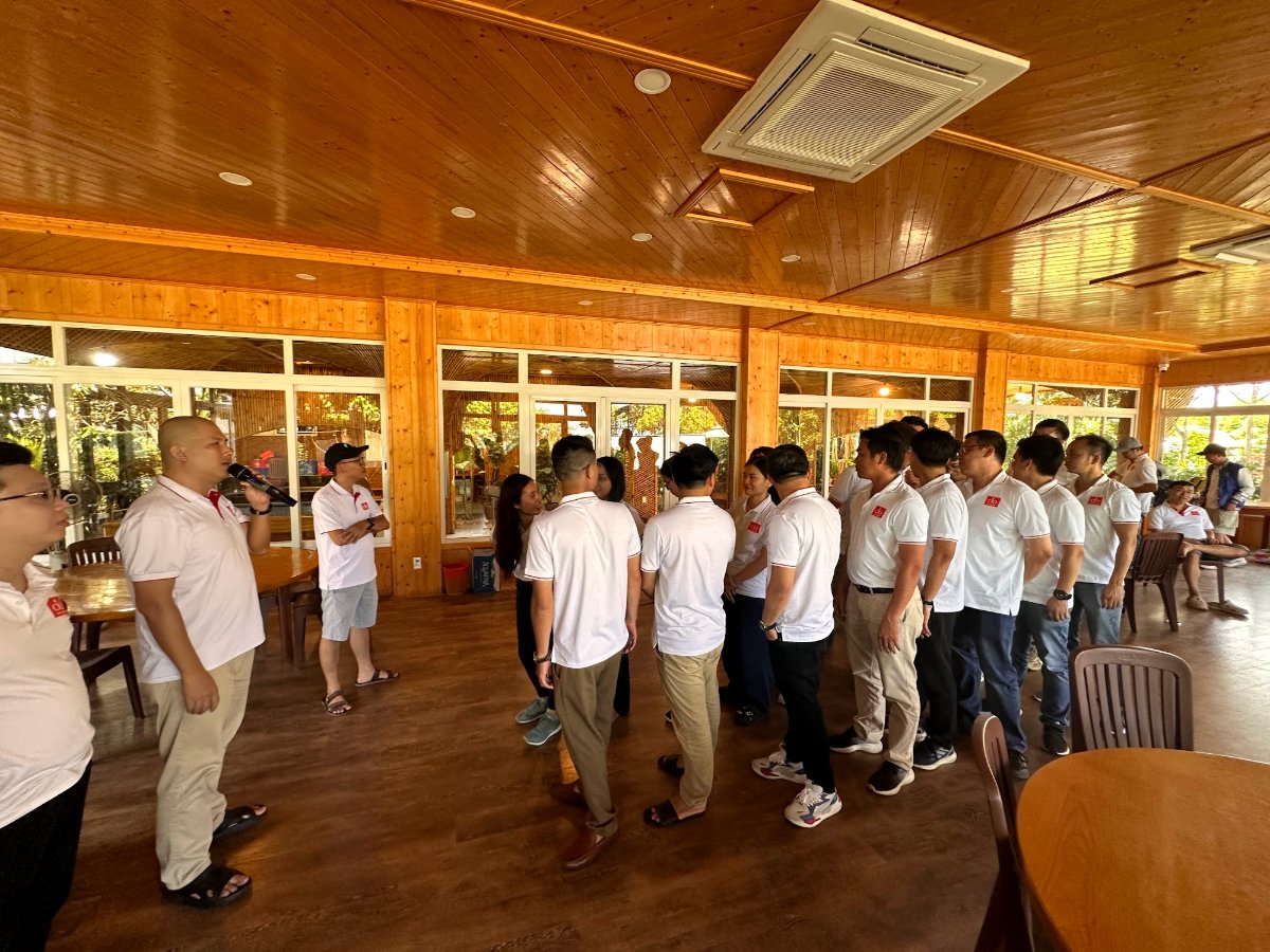 Tôi đã trở thành Solution Architect như thế nào? (Phần 1): Systems Thinking – Tổng công trình sư hay thợ code vĩ đại 6 Học viên Digital Leaders Coaching SS10 TP.HCM xếp hàng tham gia trò chơi đội nhóm trong hội trường gỗ ngày Retreat
