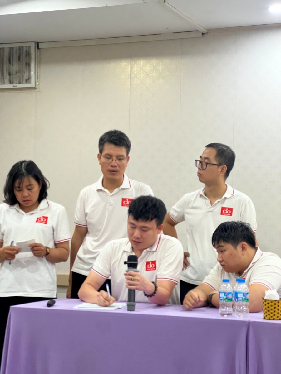 Nhóm học viên lớp Digital Leaders Coaching SS10 Hà Nội thảo luận và trình bày ý tưởng