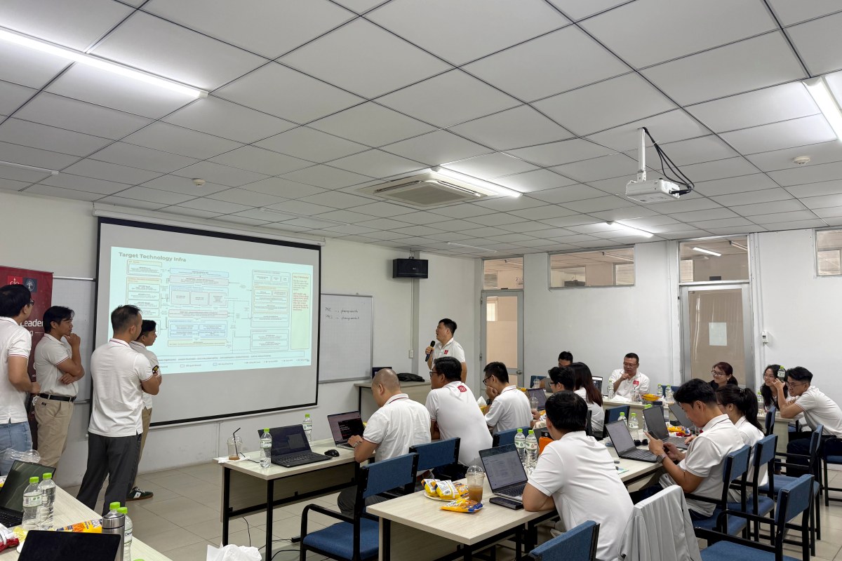 Tôi đã trở thành Solution Architect như thế nào? (Phần 2): T-Shaped – Bộ kỹ năng chữ T của một Solution Architect 7 Học viên Digital Leaders Coaching SS10 TP.HCM trình bày sơ đồ kiến trúc trên màn chiếu trong buổi học Enterprise Architecture