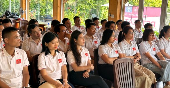 Học viên Digital Leaders Coaching SS10 TP.HCM ngồi lắng nghe chia sẻ trong ngày Retreat