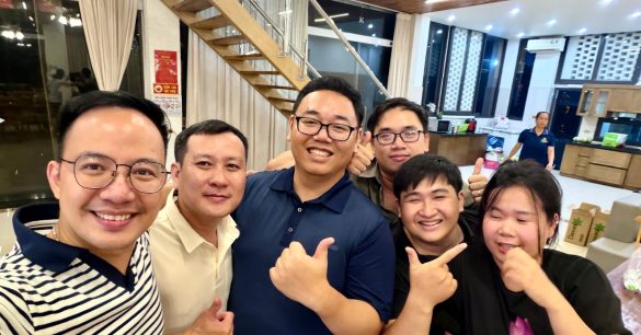 Các thành viên Digital Leaders Coaching SS10 Hà Nội chụp ảnh nhóm vui vẻ tại Team Building 2