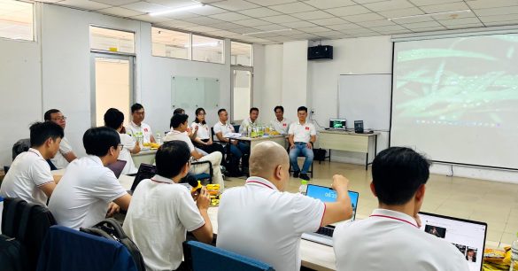Học viên Digital Leaders Coaching SS10 TP.HCM ngồi quanh bàn theo dõi bài trình bày trên màn chiếu
