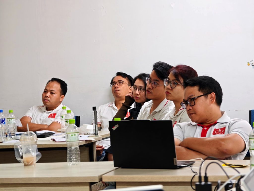 Học viên Hạt Giống Lãnh Đạo Số SS10 TP.HCM chăm chú lắng nghe trong buổi học DITS