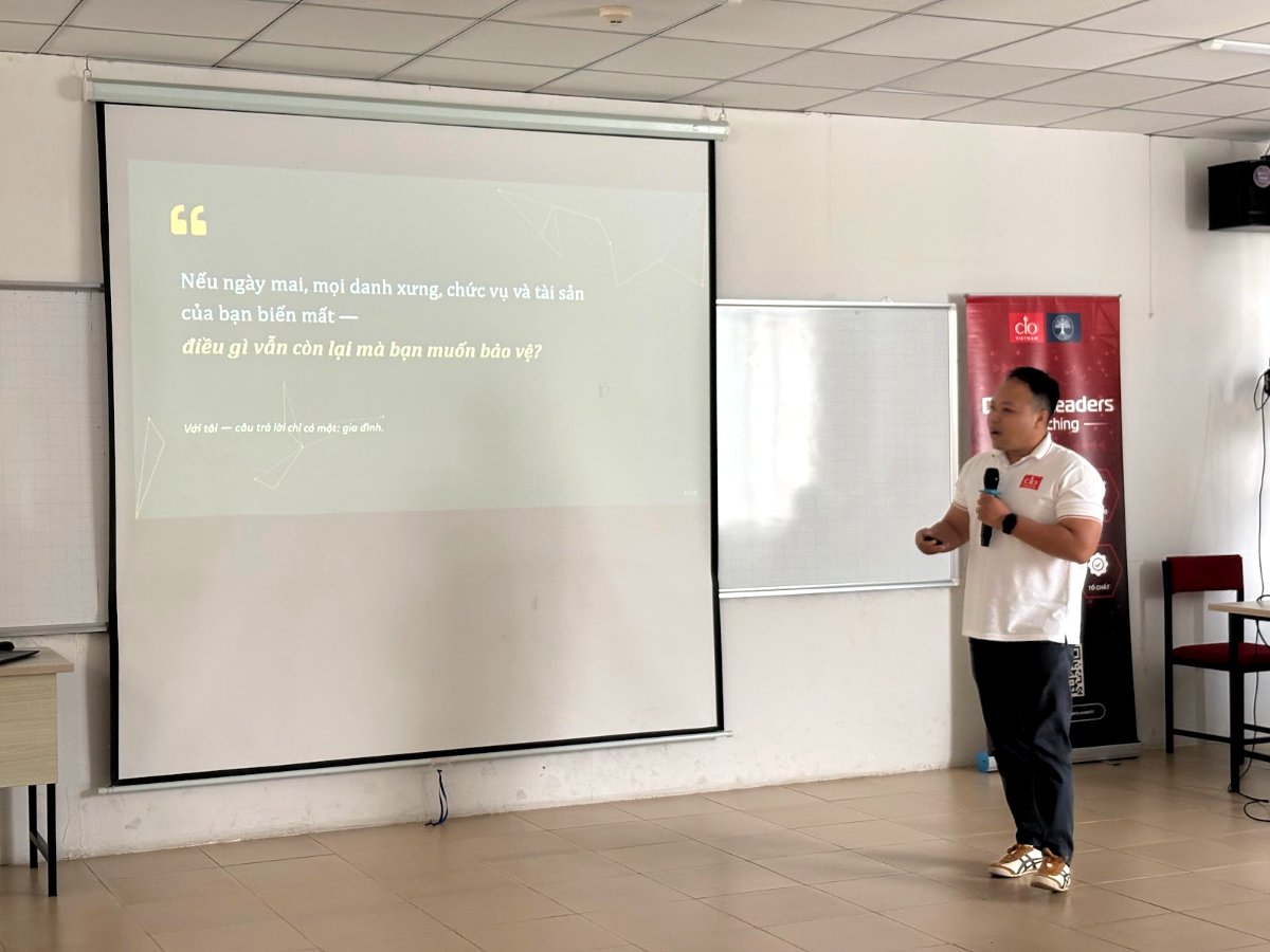 Học viên Digital Leaders Coaching SS10 TP.HCM chia sẻ trước lớp trong buổi học Thương hiệu cá nhân
