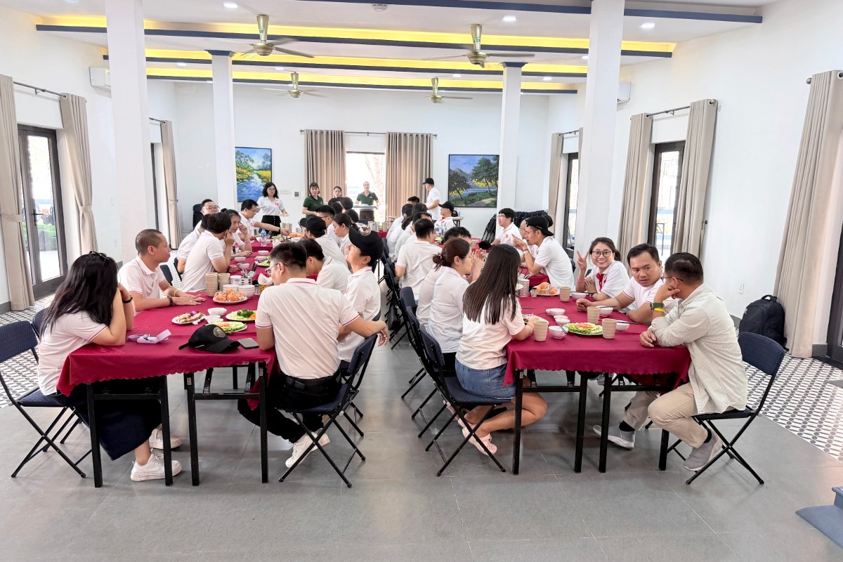 Học viên và Ban huấn luyện chương trình lãnh đạo phi lợi nhuận Digital Leaders Coaching trong buổi sinh hoạt cộng đồng tại Retreat Day Hà Nội