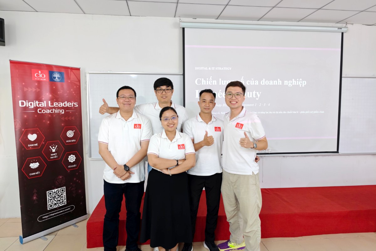 Nhóm Hạt Giống Lãnh Đạo Số TP.HCM trình bày chiến lược doanh nghiệp, rèn tư duy chiến lược trong môn Digital & IT Strategy